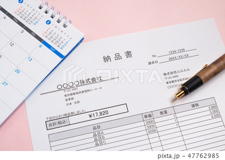納品書　取引　ビジネスシーン 47762985