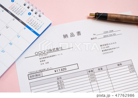 納品書　取引　ビジネスシーン 47762986