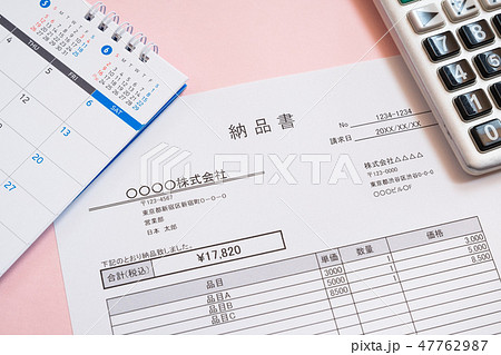 納品書　取引　ビジネスシーン 47762987