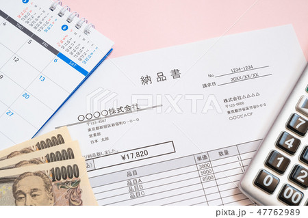 納品書　取引　ビジネスシーン 47762989