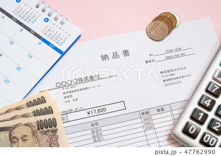納品書　取引　ビジネスシーン 47762990