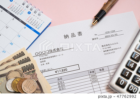 納品書　取引　ビジネスシーン 47762992