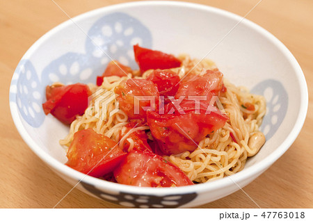 インスタントラーメンのアジア風焼きそば 47763018