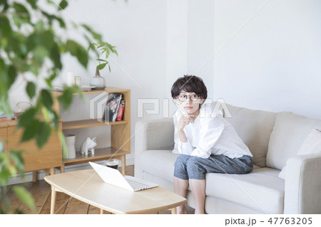 リビングでパソコンをする女性 47763205