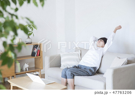 リビングでパソコンをする女性 47763206