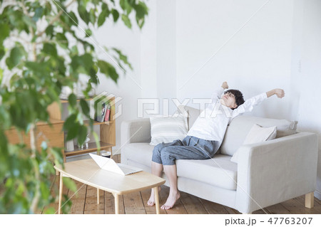 リビングでパソコンをする女性 47763207