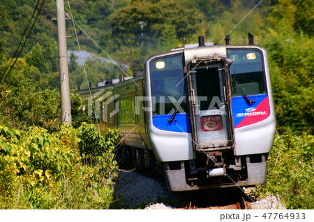 大坂峠を下り徳島へ向かうN2000系・特急うずしお 大坂峠を下り徳島へ向かうN2000系・特急うずしお 47764933