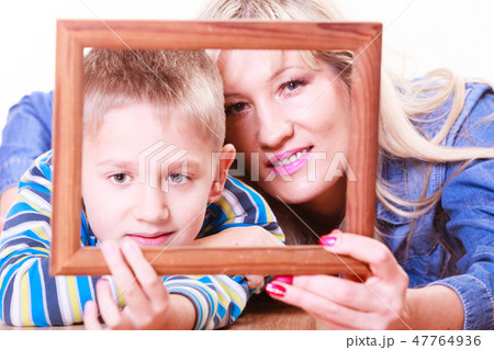 Mother and son play with empty frame. 47764936