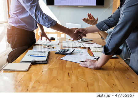 Two confident business man shaking hands  47765957