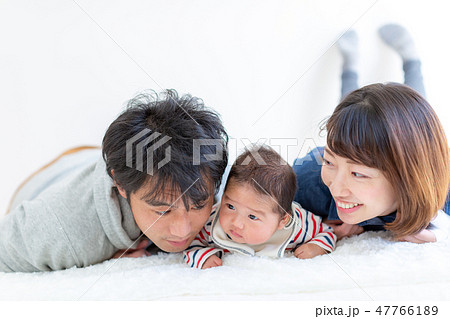 家族写真 うつ伏せ 家族写真 うつ伏せ 47766189