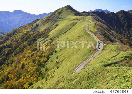 紅葉のUFOラインと石鎚山遠望 47766843
