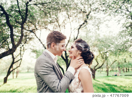 Amazing happy wedding couple Amazing happy wedding couple 47767009