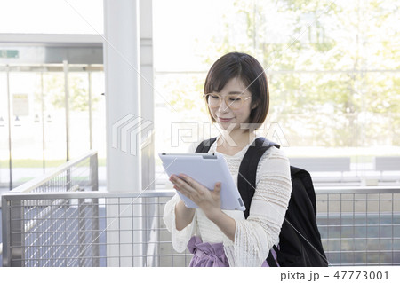 タブレットを操作する女子大生 タブレットを操作する女子大生 47773001