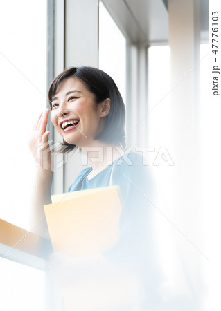 若い女性 若い女性 47776103