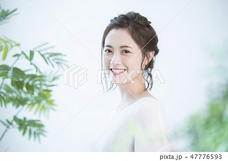 若い女性 47776593
