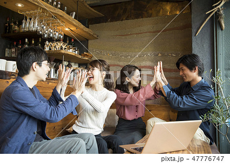 カフェで盛り上がる男女 カフェで盛り上がる男女 47776747