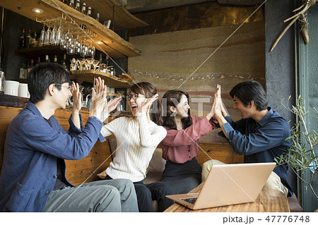 カフェで盛り上がる男女 47776748