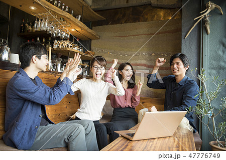 カフェで盛り上がる男女 47776749