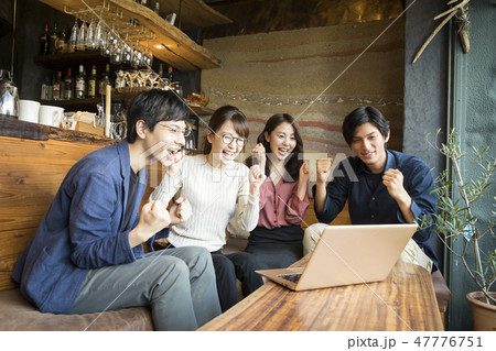 カフェで盛り上がる男女 カフェで盛り上がる男女 47776751