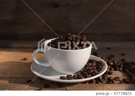 Still life coffee cup and roasted bean on old wood 47778825