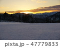 里の冬山の夕暮れ 47779833