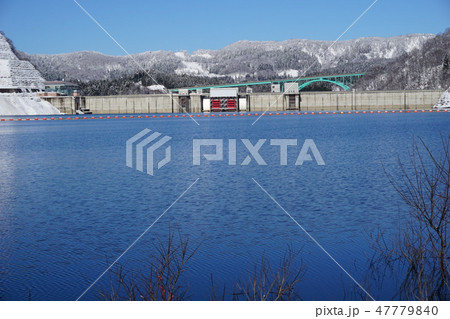真冬のダム湖 47779840