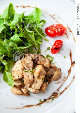 Grilled chicken with green salad balsamic dressing 47779901
