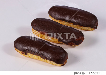 Tasty eclair with cream 47779988