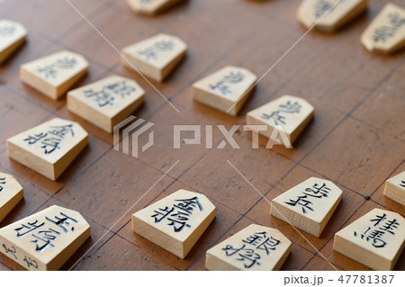 将棋　古い将棋盤と将棋駒 47781387