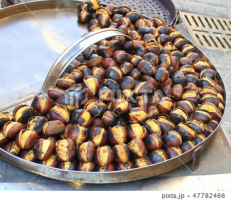 Fried chestnuts on street. Traditional street food in winter fire. Roasted chestnut background. 47782466