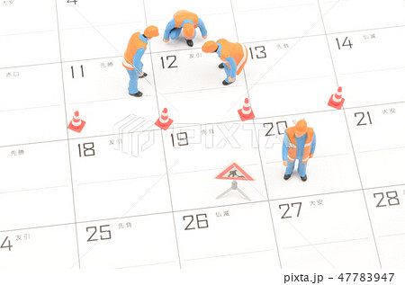 カレンダーと作業着の人物 47783947