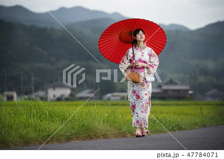浴衣姿の女性 47784071