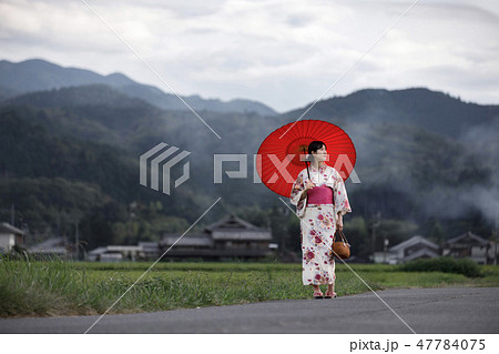 浴衣姿の女性 47784075