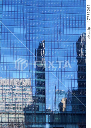 東京 東京駅 JPタワー壁面に映えるビル群 東京 東京駅 JPタワー壁面に映えるビル群 47785265