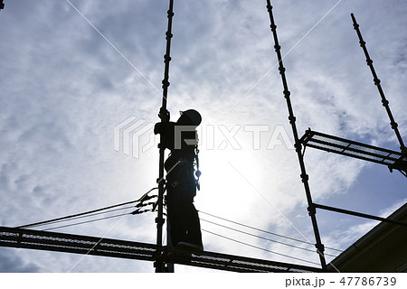 戸建住宅新築現場でクサビ式足場をかける鳶職人 戸建住宅新築現場でクサビ式足場をかける鳶職人 47786739