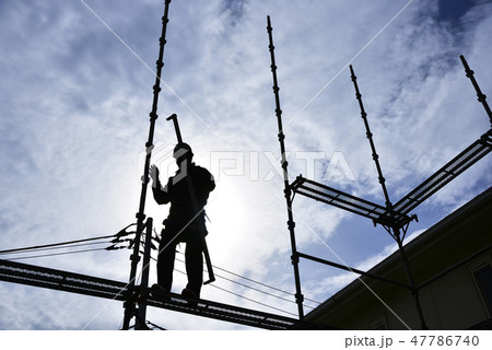 戸建住宅新築現場でクサビ式足場をかける鳶職人 47786740
