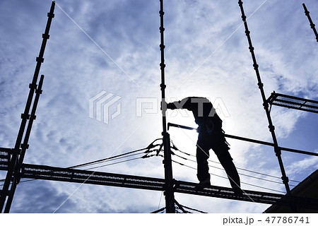戸建住宅新築現場でクサビ式足場をかける鳶職人 47786741