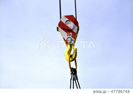 ワイヤーロープで重量物を吊り上げようとするクローラークレーンのメインフック 47786748