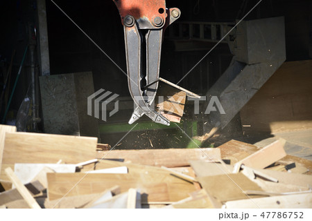 木クズを破砕してチップにして再生する工場 47786752