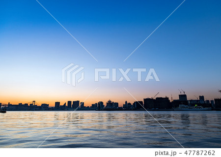 豊洲運河夕焼けとビル群のシルエット 47787262