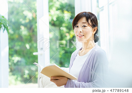 タブレットを使う母親　ミドル女性　専業主婦　 47789148