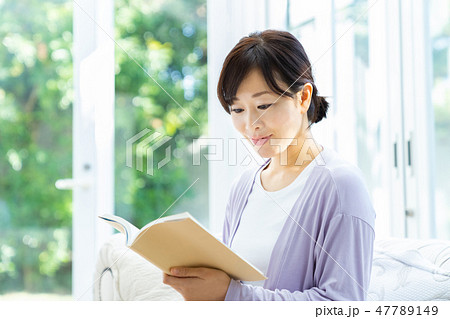 タブレットを使う母親 ミドル女性 専業主婦 タブレットを使う母親 ミドル女性 専業主婦 47789149