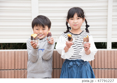 焼き芋を持つ子供 47791227