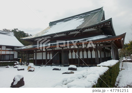 滋賀県彦根市の天寧寺にある仏殿（羅漢堂）と羅漢石庭の雪景色です 47791251