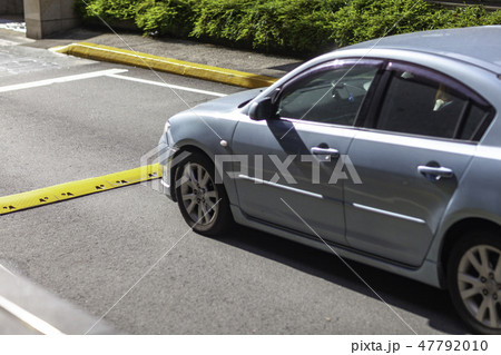 減速レーン　車　一般道　運転	道路　標識　注意　禁止　運転　ドライブ　白バイ　警察官　交通法　違反 47792010
