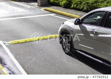 減速レーン　車　一般道　運転	道路　標識　注意　禁止　運転　ドライブ　白バイ　警察官　交通法　違反 47792012