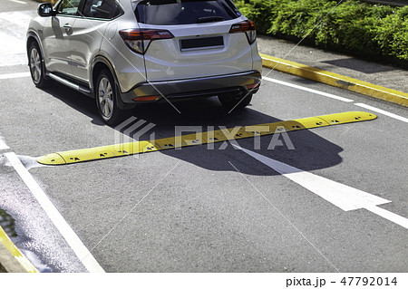 減速レーン　車　一般道　運転	道路　標識　注意　禁止　運転　ドライブ　白バイ　警察官　交通法　違反 47792014