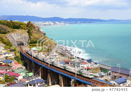 相模湾と特急「踊り子」（185系） 47792455