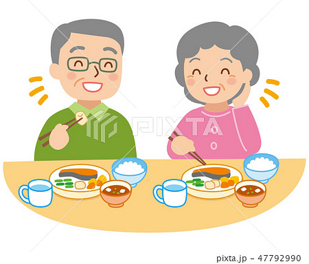 食事をする年配の男女 47792990