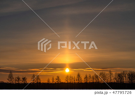 北海道 太陽柱 夜明けの自然現象の写真素材
